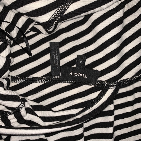 Open V neck flattering top - Picture 4 of 4